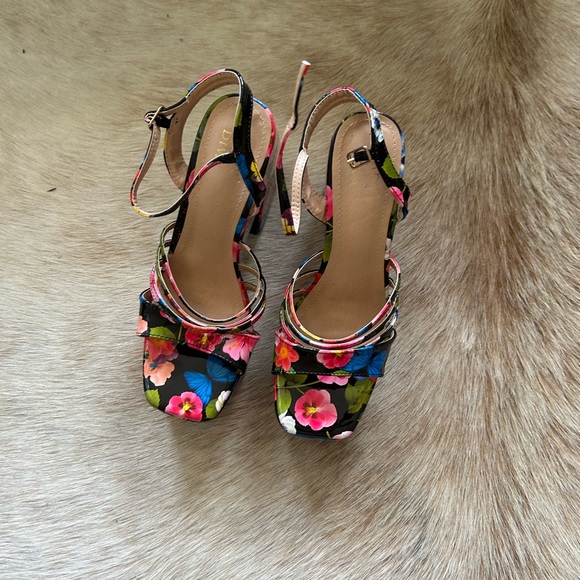 Chunky platform butterfly and flower heels - Picture 2 of 3